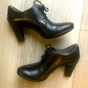 Great condition ECCO black leather booties size 37